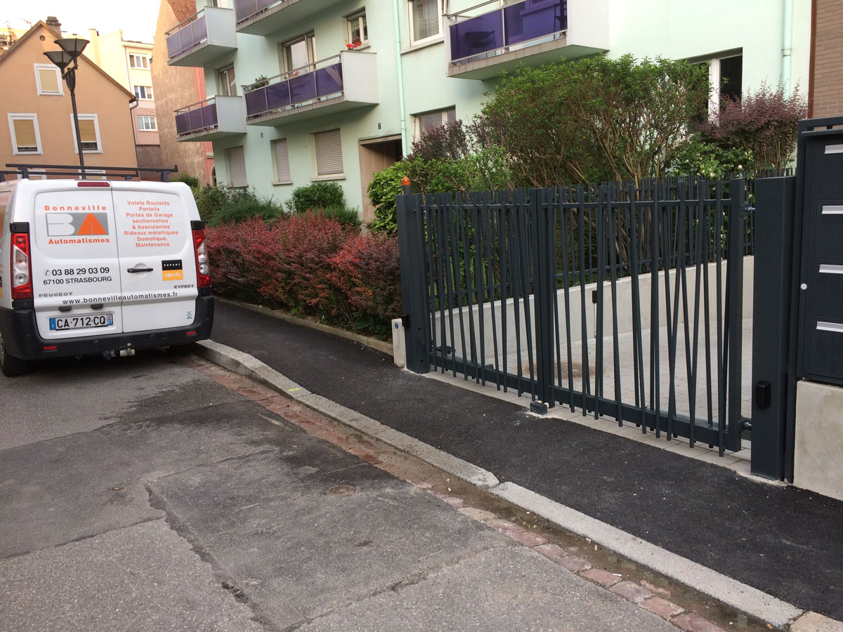 portail gris anthracite motorisé avec ouverture par télécommande au Neudorf Strasbourg